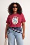 Koyu Vişne Sardalya Baskılı Boyfriend Fit Örme Büyük Beden T-shirt TBBSS26BF00075 - 2
