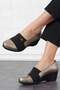 حذاء Adele Three Stripe Stone نسائي بكعب عريض مخطط باللون البلاتيني - 2