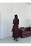 فستان بني بأكمام خفاشية وطيات مزدوجة - 7