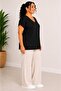 بلوزة واسعة الحجم بياقة على شكل حرف V وقصة مريحة وأكمام قصيرة - 3