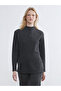 بلوزة لامعة بياقة واقفة