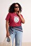Koyu Vişne Sardalya Baskılı Boyfriend Fit Örme Büyük Beden T-shirt TBBSS26BF00075