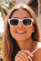 نظارات شمسية للنساء بإطار أبيض مربع UV400 23002-1 C20 - 3