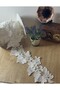 دانتيل أبيض مطرز بزخارف زهور ثلاثية الأبعاد (1 متر)