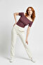 بلوزة قصيرة الأكمام بياقة قاربية مزينة بالخيوط - 5