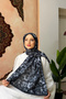 شال ناعم بلون أكوا مع نقش زهرة البندقية الحمراء - 2