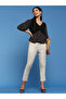 بنطلون من القطن المنسوج بلون كريمي مع حاشية من الدانتيل المرن