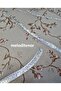 مفرش طاولة فاخر من قماش البولي فينيل كلوريد (PVC) بتصميم زهور صغيرة ثلاثية الأبعاد، مزين بخطوط متموجة لامعة وبراقة بلون أحمر بورجوندي، مبطن بقماش فاخر. - 3