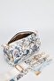 حقيبة كتف نسائية بيضاء منقوشة بتفاصيل جذابة وحزام كروس من أليس - 6