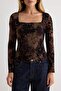 Kahverengi Çiçekli Fitted/Vücuda Oturan Kare Yaka İspanyol Kol Tül Örme Bluz TWOAW27BZ00081 - 4