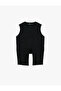 بلوزة تريكو لامعة بدون أكمام بفتحة رقبة دائرية وأزرار وتفاصيل مشقوقة