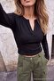 Siyah Düz Fitted Kaçık Yaka Crop/Kısa Pamuklu Kaşkorse Örme Bluz TWOAW27BZ00072 - 3