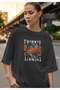تي شيرت أسود مطبوع رقميًا من Think Oversize - 3