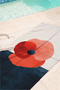 Flower-Themed Modern Beach Towel - Minimalist Red Navy Blue Pool Sea Quick-Dry Beach Cover-Up