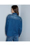 Çıkarılabilir fularlı denim gömlek - 8