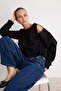 Siyah Büzgü ve Cut Out/Pencere Detaylı Regular Bisiklet Yaka İnce Örme Sweatshirt TWOAW27SW00011 - 2