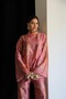 بلوزة وبنطلون منقوشان كبير الحجم، طقم من الساتان الفاخر - 2