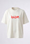 تي شيرت أبيض كبير الحجم من القطن بتصميم معدني أسود مطبوع على الظهر
