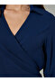 بلوزة زرقاء داكنة ملفوفة مع تفاصيل مشبكية - 4