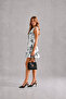 فستان نسائي قصير من الكتان بتصميم منخفض الياقة ومزين بنقوش - 3