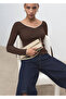 V-neck t-shirt - 7
