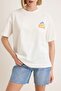 Ekru Ön ve Arka Baskılı Oversize/Geniş Baskılı Uzun Tok %100 Pamuk Örme T-Shirt TWOSS26TS00089 - 3