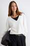 Ekru Kalın V Yaka Dantel Detaylı Düşük Kol Oversize/Geniş Kesim Örme Sweatshirt TWOAW27SW00038