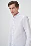 قميص رجالي من الكتان الأبيض ذو ياقة بأزرار وقصة ديناميكية - 3