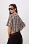 Kahverengi Bej Ekoseli Fermuarlı Crop Bluz TWOSS26BZ00861 - 2