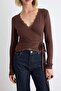 Kahverengi Düz Fitted/Vücuda Oturan Kruvaze Dantel Detaylı Crop Yumuşak Örme Bluz TWOAW27BZ00116 - 3