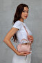 حقيبة يد وحقيبة كتف نسائية باللون الوردي، حقيبة صغيرة أنيقة بسحّاب ناعم الملمس وحزام طويل - 4