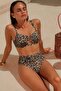 طقم بيكيني بقصة على شكل حرف U وخصر مرتفع مع تفاصيل إكسسوارات - 2