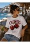 تي شيرت أبيض برقبة دائرية وطباعة الكرز بتصميم عادي