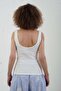 قميص داخلي أبيض بياقة على شكل حرف U وفتحة خلفية عميقة - 4