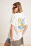 Ekru Ön ve Arka Baskılı Oversize/Geniş Baskılı Uzun Tok %100 Pamuk Örme T-Shirt TWOSS26TS00089