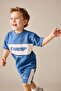 طقم مكون من قطعتين بأكمام قصيرة وياقة دائرية مطبوع عليه شعار للأطفال الأولاد H4118A526HS - 2
