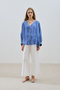 بلوزة كتان بأزرار باللون الأزرق