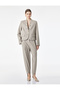 سترة عسكرية بياقة هاكم وأكمام طويلة مزينة بأزرار وتفاصيل جيوب مصنوعة من مزيج الفيسكون