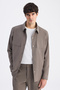 سترة قميصية مريحة بقصة مائلة على شكل حرف V من قماش المنك - 5