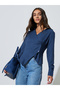 بلوزة زرقاء بتصميم غير متماثل وقصة ملفوفة