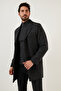 معطف للرجال بقصة عادية من الصوف السميك مزود بزر إغلاق وفتحة خلفية واحدة وياقة مستقيمة - 5840098 - 8
