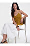 بلوزة مزخرفة بفتحة رقبة على شكل حرف V وأشرطة