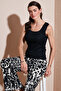 قميص داخلي ذو قصة ضيقة وأشرطة سميكة ورقبة مربعة من الدانتيل 5864979 - 2