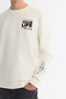 سويت شيرت رجالي من القطن المطبوع ذو ياقة دائرية من إيكرو، مقاس عادي A42Y1206 - 2