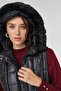 سترة منفوخة من الفرو الصناعي باللون الأسود - 7