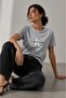 تي شيرت CK نسائي - تي شيرت بقصة ضيقة منقوش عليه حرف Monogram - 2