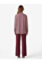 قميص من قماش الفيسكوز بأكمام طويلة وياقة على شكل وشاح مخططة - 4