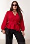 بلوزة حمراء كبيرة الحجم بتفاصيل ربط مزدوجة الصدر TBBAW27AF00007