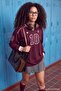 Bordo Kontrast Detaylı Kolej Baskılı V Yaka Oversize/Geniş Kesim Örme T-Shirt TWOAW27TS00058 - 2