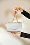 A Timeless and Versatile Handbag That Combines Everyday Chic and Elegance on the Go. - 3